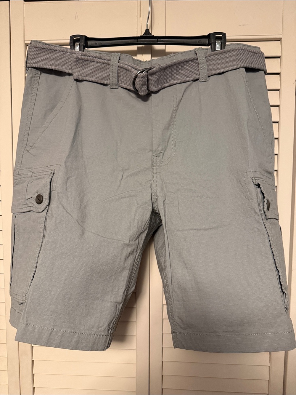St. John’s Bay Men's Cargo Shorts in Light Gray with Belt